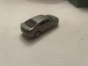 Oyuncaqlar: Metall oyuncaq avtomobil – sedan model. Xüsusiyyətlər: - Gümüşü — 3