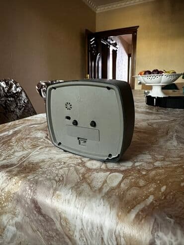 Микрофоны: Boz rəngdə düzbucaqlı saat. Tünd boz və açıq boz rəqəmlər ilə bu saat — 2