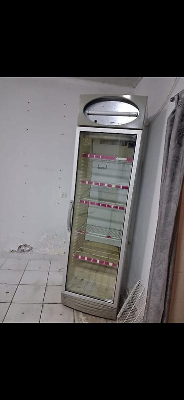 Su vitrini – şüşə qapılı, dik tip soyuducu vitrin. İç hissə metal lalafo.az -da Su vitrini – şüşə qapılı, dik tip soyuducu vitrin. İç hissə metal