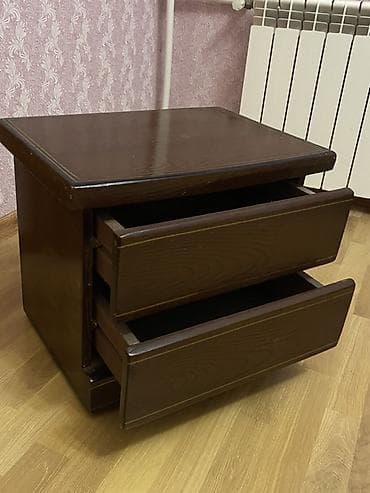 Tünd qəhvəyi rəngdə, klassik dizaynlı 2 çekmecəli tumbə/komod. -