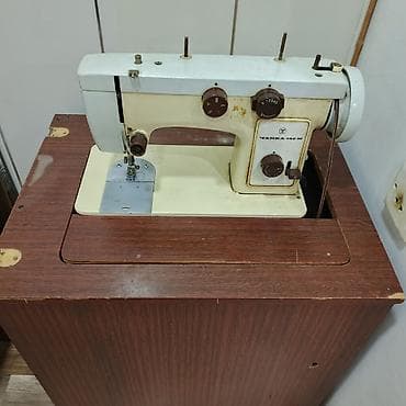 Çayka 142M tikiş maşını – quraşdırılmış şkafla - Model: Чайка 142М — 2