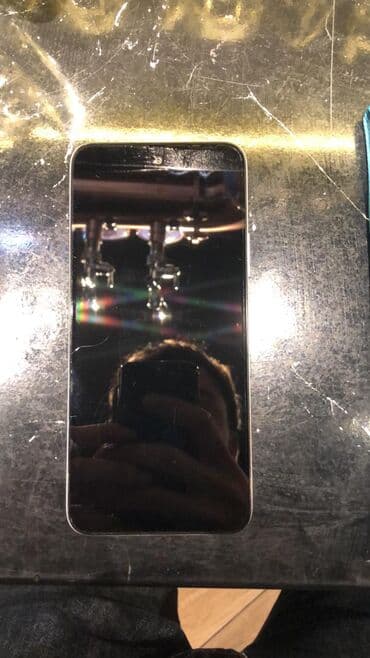 Smartfon – 6.1–6.3 düym təxmini ölçülü tam ekranlı model - Rəng