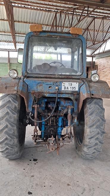 Kommersiya nəqliyyat vasitələri: Traktor MTZ/Belarus tipli, kabinəli, ön faralı, yan güzgülü. - Rəngi — 2