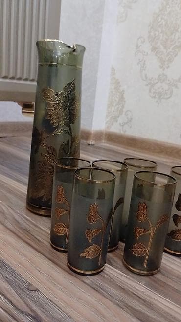 Şüşə sürahi və stəkan dəsti .qədimi bogema.qizili işləməli .6eded su