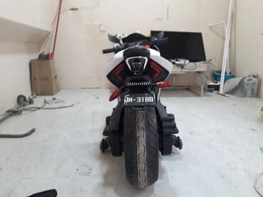 Elektrik motosiklet – sport üslubunda, ağ-yaşıl rəng sxemi ilə — 5