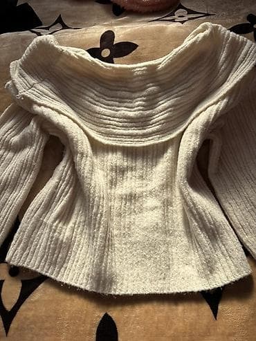 Ağ rəngli, qabarıq toxumalı trikotaj qadın sviteri. Model