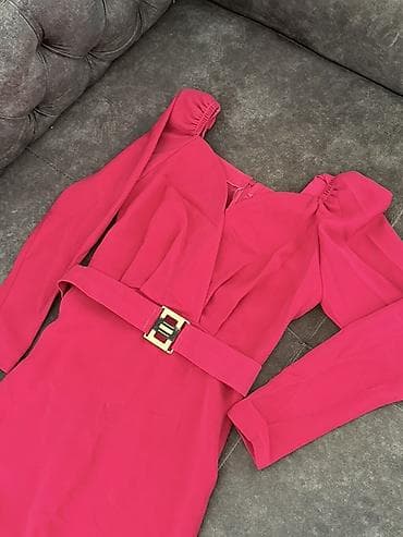 Qadın geyimi – parlaq çəhrayı rəngdə, bel kəmərli zərif don. - Model — 2