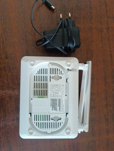 tp link guclendirici: TP-Link brendinin simsiz marşrutlayıcısı. Cihaz ağ rəngdədir və iki — 2