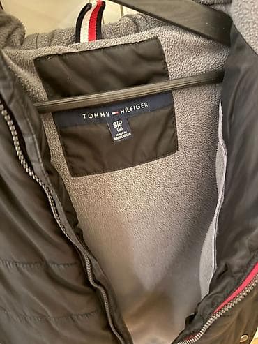 üst geyimi: Tommy Hilfiger uşaq qışı üçün kapüşonlu qara şişmə gödəkcə — 3