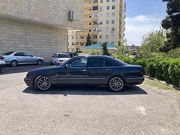 mercedes 190e: Mercedes-Benz E-Class (W210), sedan, tünd mavi rəng. Xüsusiyyətlər: - — 3