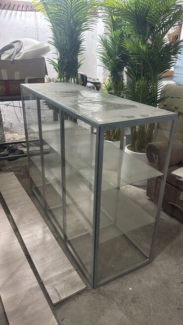 вешалки для магазина: Bu şüşəli vitrin mağazalar, sərgilər və ya kolleksiyaların nümayişi — 4