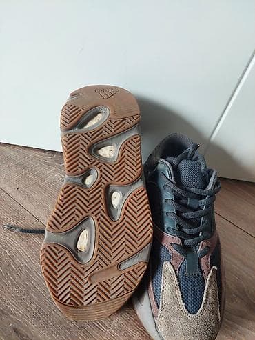 krosofka: İdman ayaqqabısı və zərif bot dəsti - Model: Adidas Yeezy 700 — 4