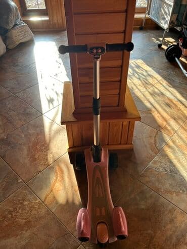 uşaqlar üçün tekerli krosovkalar: Uşaqlar üçün çəhrayı rəngdə, üç təkərli skuter. Bu skuter dayanıqlı — 2