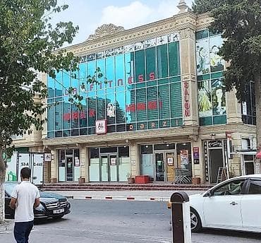 vitraj pencere: 3 mərtəbəli binada 2 çi mərtəbədə 85kvm Gözəllik salonu. tam təmirli — 1