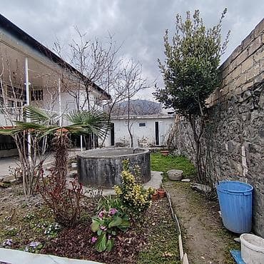 Mənzillər: Satılır: həyət evi - Geniş həyətli, bir mərtəbəli ev. Evin önündə — 9