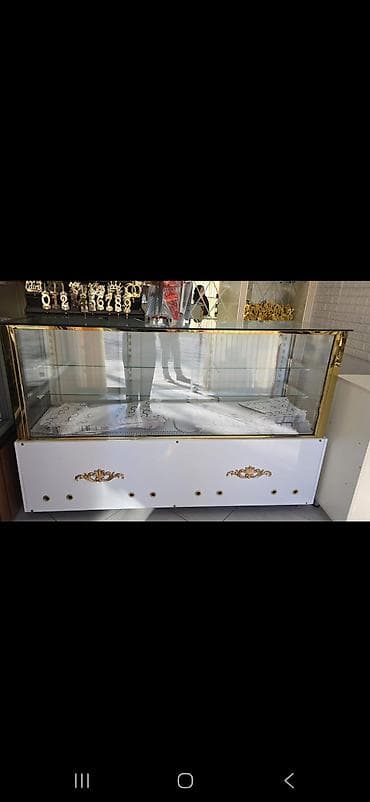 Şüşə vitrin – mağaza, butik və zərgərlik/kosmetika/aksesuar nümayişi