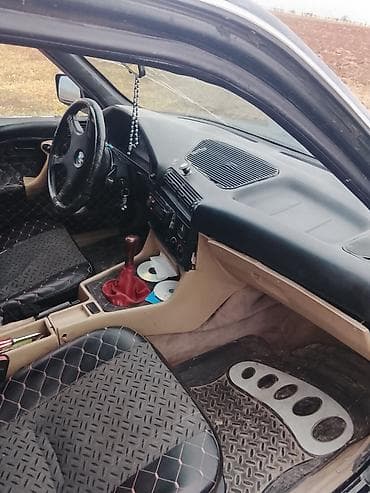 32 style bmw: BMW 5 Series sedan (E34), tünd-yaşıl rəng. - Kuzov: 4 qapı, arxa — 3