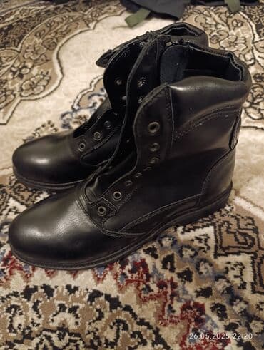 Qara rəngdə, bağcıqlı və zamoklu, hündürboğaz kişi botları. Dəri