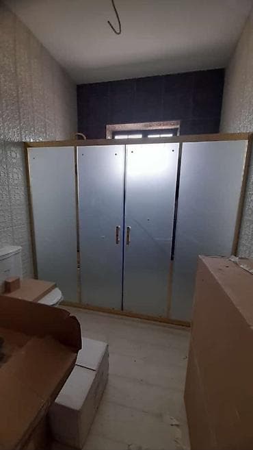 Duş kabini – mat şüşəli, sürüşmə qapılı - 4 bölməli konstruksiya: iki — 1
