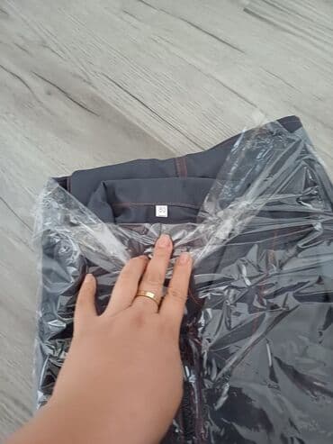 kişi ucun klassik qara kostyum: Boz rəngli işçi kombinezonu. Rahat işləmək üçün idealdır — 3