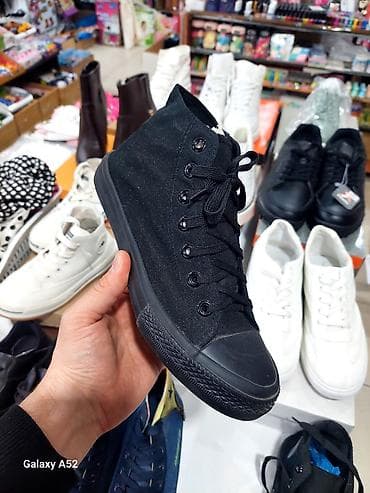 Qara yüksək boğazlı krossovkalar - Rəng: Tam qara (üst, bağ, yan