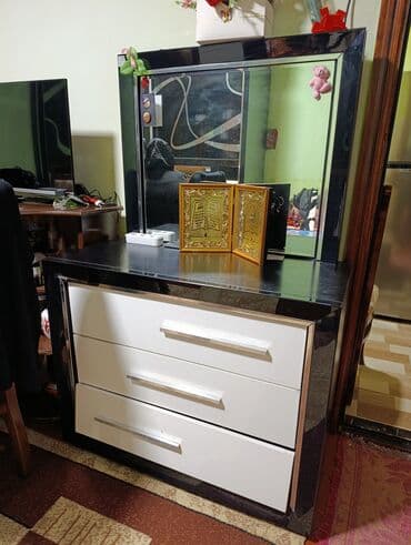 Opel: Mebel dəsti satılır Tərkibi: - Klassik vitrin-bufet: oyma dekorlu — 2