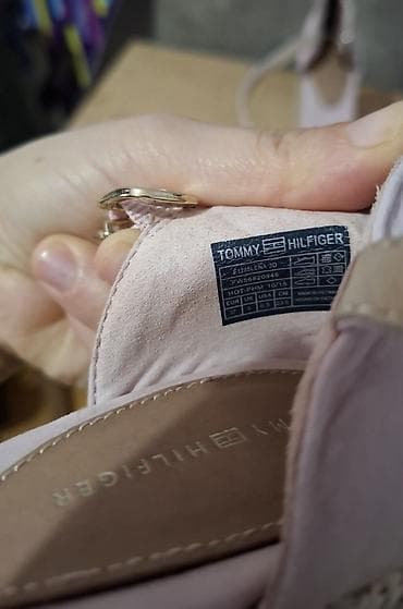 Çox az geyinilib yeni kimidi. Platformanin hundurluyu 10 sm. Tommy — 3