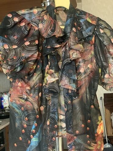 женская блуза в горошек: Qadınlar üçün, qara rəngdə, çiçək naxışlı, şəffaf parçadan olan bluz — 2