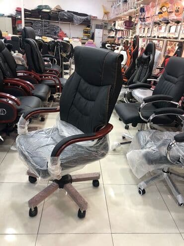 офисные кресла: Новый, С колесиками, Рукояти не регулируются, Кожа — 2