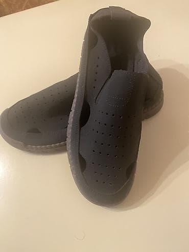 ayaqab: Qara rəngli nəfəsalan rezin/plastik çimərlik ayaqqabısı (slip-on — 2