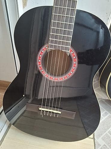 Klassik gitar 4/4. Heçbir problemi yoxdur. Pena və çantasını da — 2