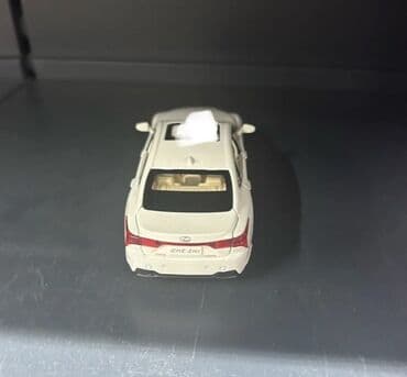 скупка масштабных моделей автомобилей: Ağ rəngdə metal die-cast sedan oyuncağı (miqyaslı model) - Material — 8