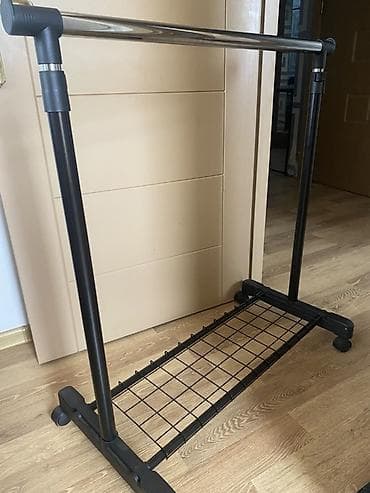 JYSK brendinə aid paltar asılqanı – təkərli, metal borulu model - Üst