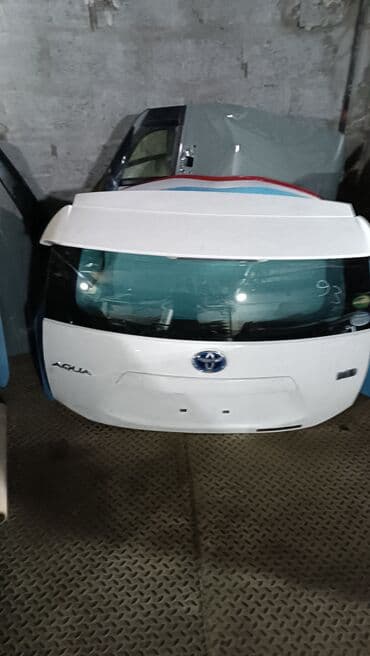 бежевые босоножки на тракторной подошве: Ağ rəngdə Toyota Aqua avtomobilinin ehtiyat hissələri. Bura arxa — 3