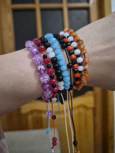Rəngarəng boncuklu qolbaqlar dəsti - Material: akril/şüşə boncuklar