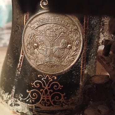 model maşınlar: Antik tikiş maşını – dekorativ ornamentli, çuqun gövdəli, mexaniki — 1