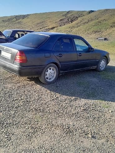 Mercedes-Benz C-Class: 2 l | 1996 il Sedan — 4