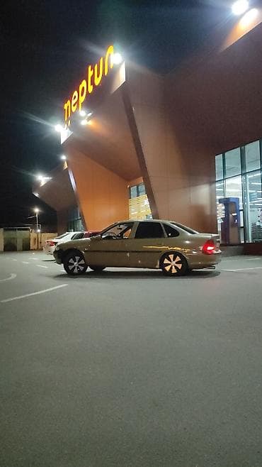 passat b5 ekran: Opel Vectra: 1.8 l | 1996 il Sedan — 9