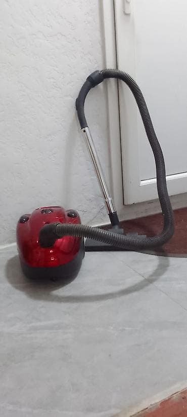 xarab televizorlarin alisi: Qırmızı rəngli torbalı tozsoran - Kompakt gövdə və təkərli baza – — 1