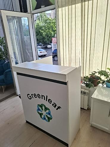 Digər mebel: 4 ədəd yeni vitrin polkalar, 1 ədəd yeni jurnalni masa, 1 ədəd yeni — 6