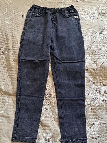 Qara rəngli, elastik bel hissəli cins şalvar. - Kəsim: dar/straight