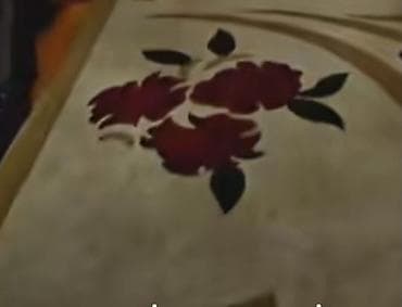 ev gülleri ve adları: Gül naxışlı xalça - Dizayn: Bej fon üzərində qırmızı güllər və tünd — 1