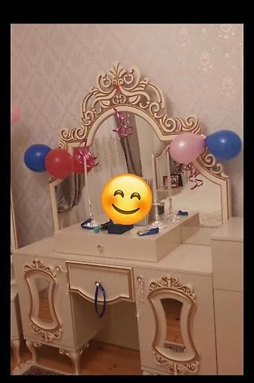 Klassik üslubda makiyaj/tuşka stol və güzgü dəsti. Xüsusiyyətlər: -
