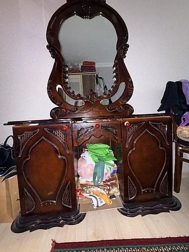 acar dəsti: Klassik üslubda taxta tualet masası və güzgü komplekti. - Material — 1