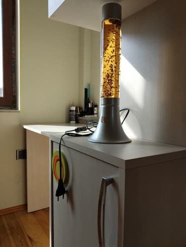 Декоративная лампа, переливаясь, освещает комнату. Действует — 3