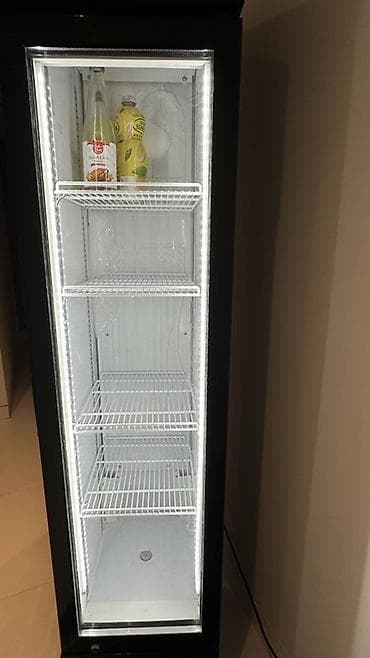 Vitrin tipli içki soyuducusu. Soyuducu işlənmişdir,yer olmadığı üçün — 2