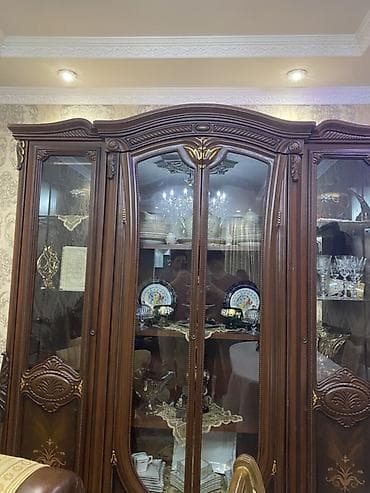 Klassik üslubda vitrin-bufet - Material: tünd qəhvəyi rəngli ağac