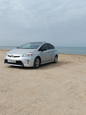 avtomobil baqaj: Toyota Prius Hybrid – gümüş rəng, 5 qapılı liftbek gövdə. Texniki — 5