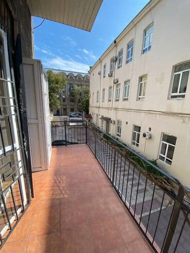 2 otaqlı mənzil vasitəçisiz: Sahil metrosunun yaxınlığında 3 mertebeli binanın 2-ci mərtəbəsində — 10