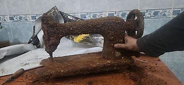 baraban maşın: Köhnə mexaniki tikiş maşını və dəmir pedallı ayaqaltı dəst - Tərkib — 2